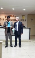Prefeito Sr. Cilon Rodrigues da Silveira entrega homenagem ao Sr. Clélio Medeiros da Luz.