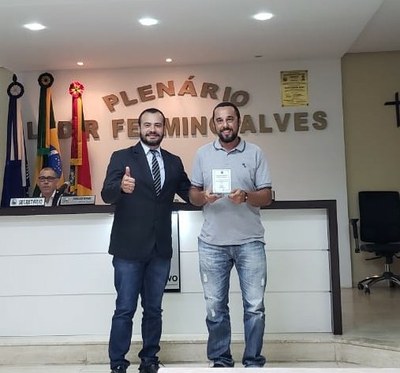 Vereador Frederico Freire Figueiró entrega a homenagem ao Sr. Professor Orientador Fábio Assis pelo sétimo lugar nacional na Categoria Desenho