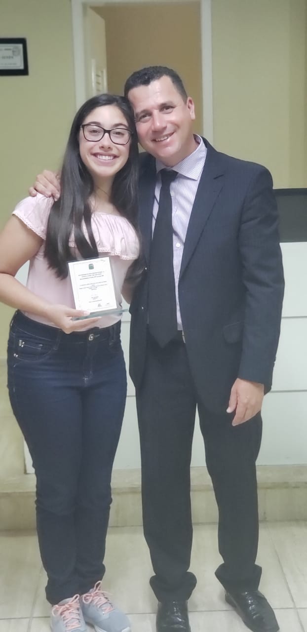 Vereador Fabio Júnior Ramos entrega a homenagem a aluna Fernanda de Lima pelo sétimo lugar nacional na Categoria Desenho