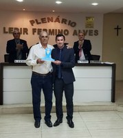 Vereador Cleomar Gnoatto Vargas entrega homenagem ao Sr. Lauro Jardim.