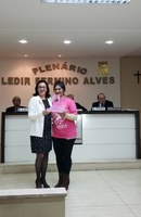 Vereadora Luzia Barbosa Netto entrega homenagem a Sra. Maria Luíza Soares.
