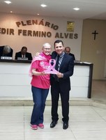 Vereador Fábio Júnior Ramos entrega homenagem a Sra. Silvana Maria Alves.
